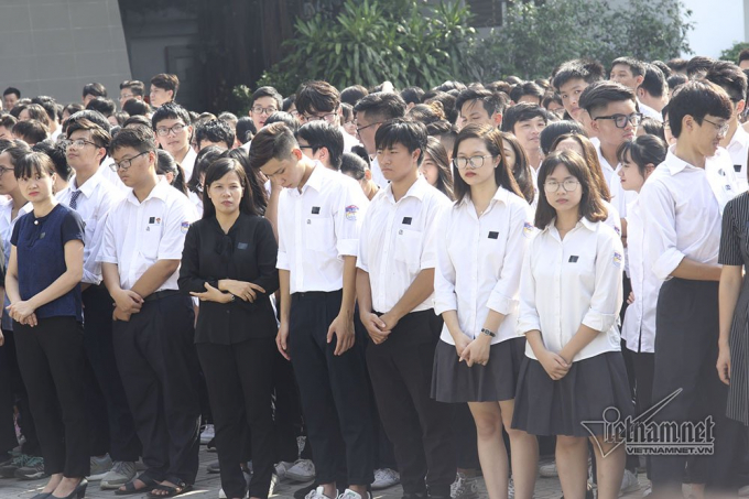 800 gi&aacute;o vi&ecirc;n, học sinh, phụ huynh Trường THPT Chu Văn An đến viếng Chủ tịch nước.