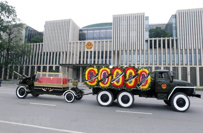 Xe đưa linh cữu Chủ tịch nước Trần Đại Quang đi qua khu vực trước Nh&agrave; Quốc hội, đường Độc Lập, H&agrave; Nội. Ảnh: TTXVN