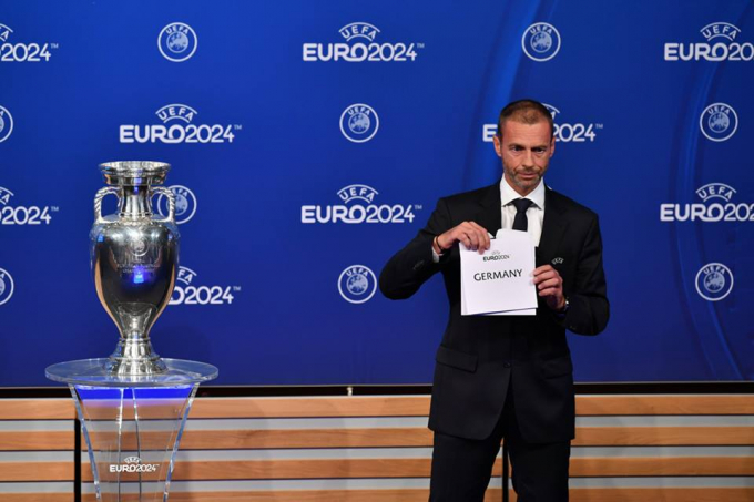 Chủ tịch UEFA c&ocirc;ng bố quốc gia gi&agrave;nh quyền đăng cai EURO 2024. (Ảnh: UEFA)