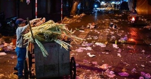 Báo động từ cảnh rác thải ngập phố cổ Hà Nội sau Trung thu