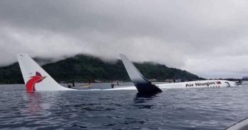 Máy bay mất đà lao xuống biển, 47 người may mắn sống sót