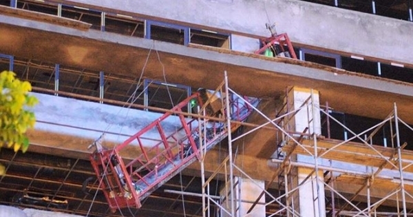 Sàn treo công trình xây dựng phải được kiểm định trước khi vận hành
