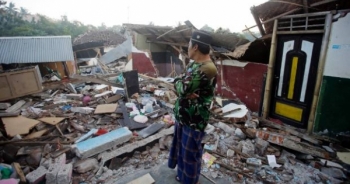 Khung cảnh đổ nát, tan hoang sau trận động đất kinh hoàng tại Indonesia