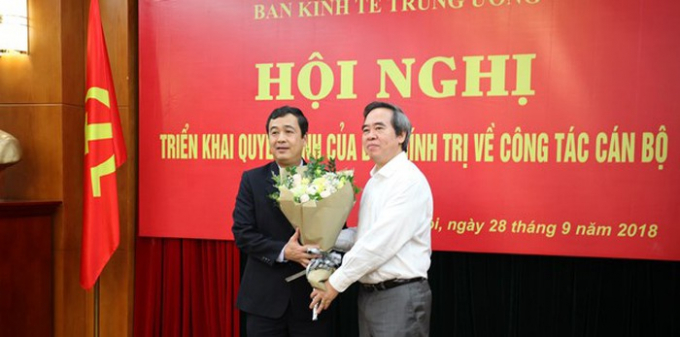 &Ocirc;ng Nguyễn Văn B&igrave;nh - Trưởng ban Kinh tế Trung ương tặng hoa ch&uacute;c mừng &ocirc;ng Ng&ocirc; Đ&ocirc;ng Hải.
