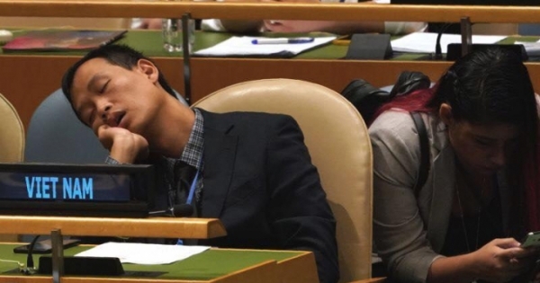 Tấm ảnh "ngủ gật tại Liên hợp quốc" đã được cắt cúp?
