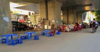 Gầm cầu đường sắt Cát Linh - Hà Đông bị chiếm dụng làm bãi xe, hàng quán