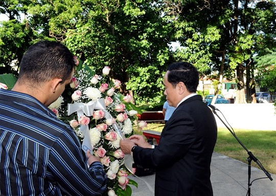 Chủ tịch Trần Thanh Mẫn tới đặt hoa tại Tượng đ&agrave;i Chủ tịch Hồ Ch&iacute; Minh tại La Habana.