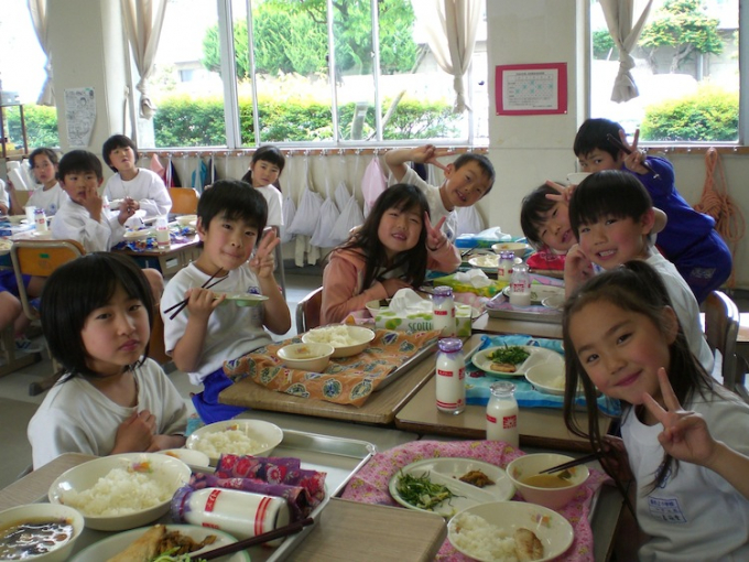 H&igrave;nh ảnh học sinh d&ugrave;ng bữa tại trường học Nhật Bản (nguồn: internet)