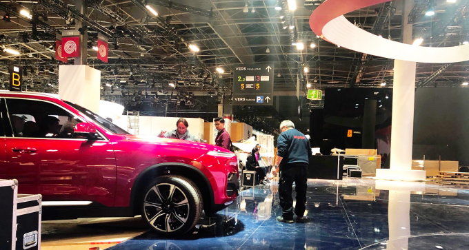 Chiếc SUV VinFast bắt đầu lăn b&aacute;nh tới gian h&agrave;ng của VinFast tại Paris Motor Show 2018