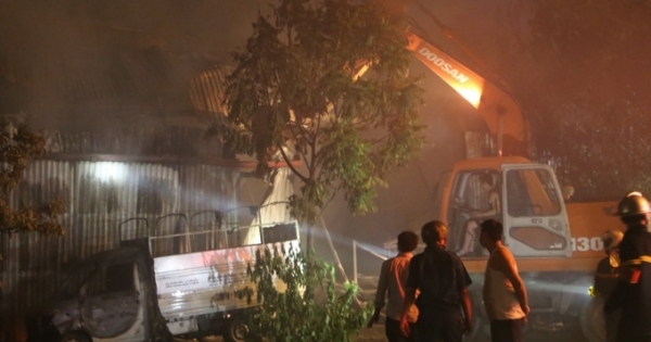 Hà Nội: Cháy lớn trong xưởng làm đá lạnh tại khu công nghiệp Ngọc Hồi