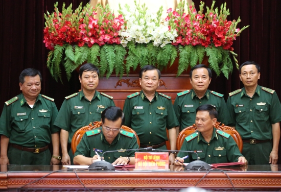 Lãnh đạo Bộ Tư lệnh Bộ đội Biên phòng và Bộ Tham mưu Bộ đội Biên phòng chứng kiến Thiếu tướng Nguyễn Văn Nam và Thiếu tướng Lê Đức Thái ký Biên bản bàn giao.