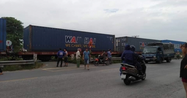 Hà Nội: "Thám thính" đường sắt, người đàn ông bị tàu hỏa đâm tử vong