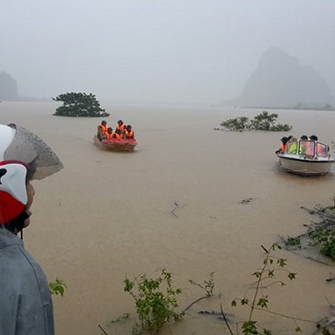 Các lực lượng chức năng khẩn trương tiếp cận các khu vực bị ngập sâu tại huyện Minh Hóa