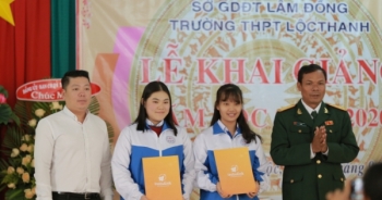 Lâm Đồng: Học sinh hào hứng nhận học bổng trong ngày khai trường