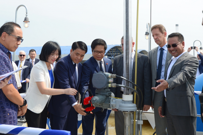 Ông Nguyễn Đức Chung cùng đoàn khách mời thăm quan các hệ thống của Nhà máy Mặt nước sông Đuống