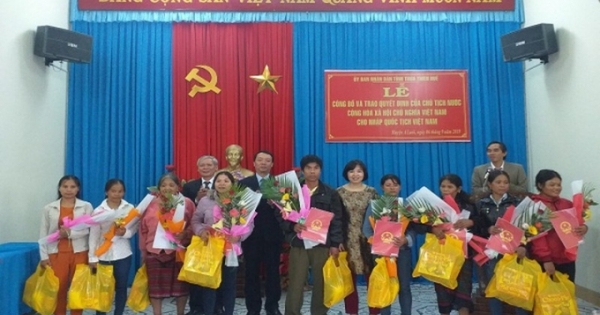 Trao quyết định nhập quốc tịch Việt Nam cho 09 công dân Lào ở A Lưới