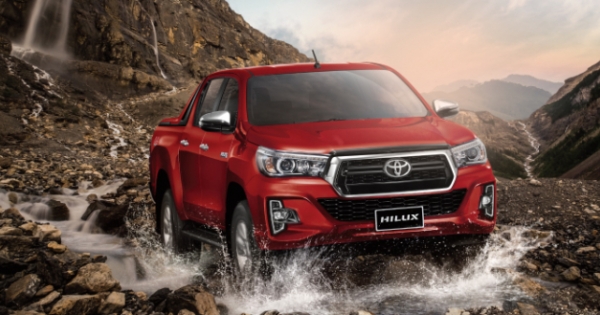 Toyota Hilux bất ngờ giảm giá