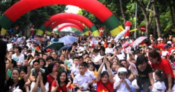 3.000 học sinh lớp 1 Hà Nội được tặng mũ bảo hiểm