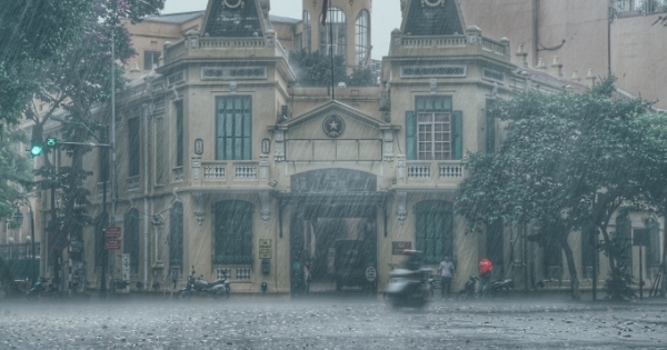 Hà Nội đang mưa to và có giông sét, cảnh báo tắc đường trên nhiều lộ trình