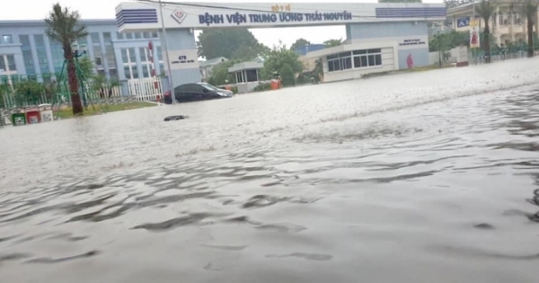 TP Thái Nguyên chìm trong "biển nước" sau cơn mưa lớn, nhiều tuyến đường ngập sâu