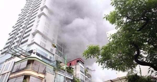 Hà Nội: Giải cứu kịp thời người đàn ông ngạt khí trong vụ cháy nhà 5 tầng
