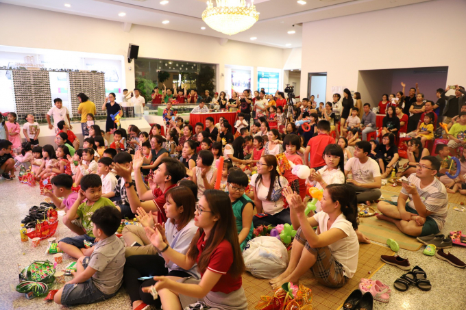 Hơn 150 em nhỏ tham gia đêm rước đèn Trung thu tại hội trường chung cư Diamond Lotus Riverside.
