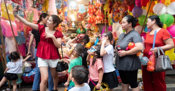 Đắm mình trong không gian Tết tình thân tại Chợ trung thu truyền thống Hà Nội