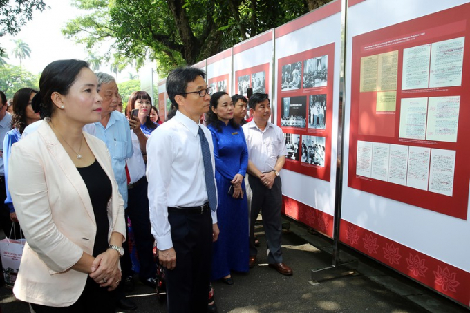 Phó Thủ tướng thăm Triển lãm một số hình ảnh về 50 năm bảo tồn, phát huy giá trị Khu Di tích Chủ tịch Hồ Chí Minh tại Phủ Chủ tịch. Ảnh: VGP.