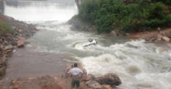 Lào Cai: Đánh liều qua đập tràn, một ô tô bị nước cuốn trôi