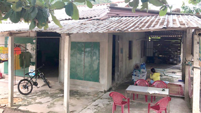 Mười năm nay nhà cửa ở thôn Phú Hải xuống cấp nghiêm trọng nhưng không thể sửa chữa