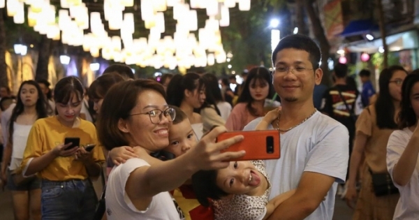 Hà Nội: Hàng nghìn người đổ về phố Hàng Mã chơi Trung Thu