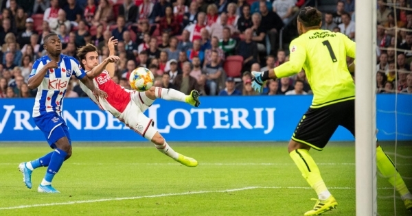 SC Heerenveen thua đậm Ajax, Đoàn Văn Hậu chưa tới Hà Lan vì vướng thủ tục