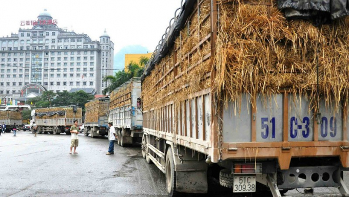 Xe chở nông sản Việt Nam xếp hàng chờ thông quan tại một cửa khẩu giáp Trung Quốc.