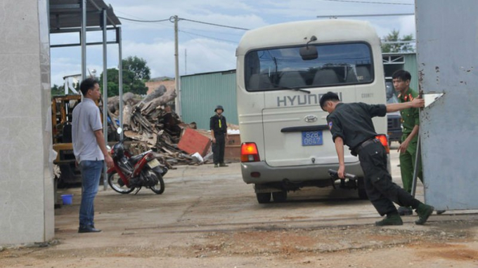 Hình ảnh lực lượng công an triệt phá xưởng sản xuất ma túy tại Kon Tum.