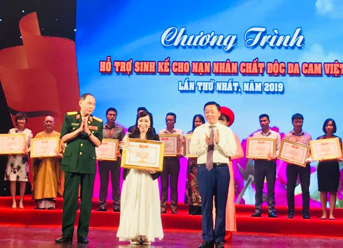 Bộ trưởng Trần Hồng Hà và Thượng tướng Nguyễn Văn Rinh trao Bằng tri ân cho các nhà hảo tâm.