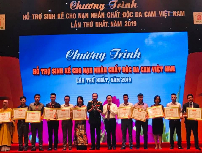 Theo đó, từ ngày 5 đến ngày 15/9/2019, Hội NNCĐDC/dioxin Việt Nam cùng với ban tổ chức chương trình, các nhà tài trợ đến thăm và trao quà tặng NNCĐDC ở các tỉnh, thành phố: Hà Nội, Hải Dương, Thanh Hóa, Quảng Bình, Quảng Trị với tổng số tiền 645 triệu đồng.