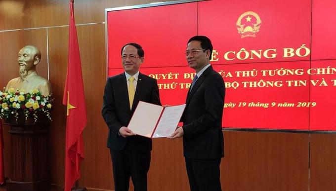 Bộ trưởng Bộ TT&amp;amp;TT Nguyễn Mạnh Hùng trao quyết định bổ nhiệm ông Phạm Anh Tuấn, giữ chức Thứ trưởng Bộ TT&amp;amp;TT.