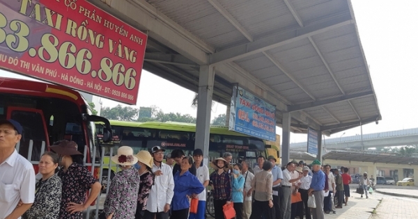Người dân Hà Nội xếp hàng làm thẻ xe buýt miễn phí