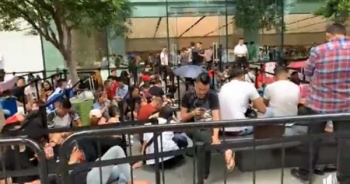 Người việt xếp hàng la liệt tại Apple Store Singapore mua iPhone 11