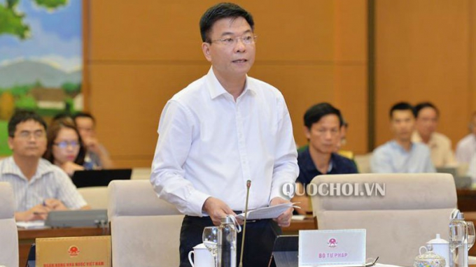Bộ trưởng Bộ Tư pháp Lê Thành Long trình bày tờ trình.