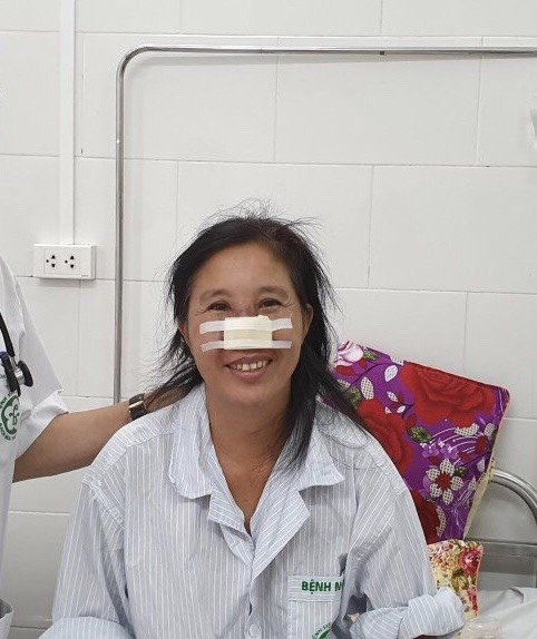 Sau hơn 3 tuần điều trị, bệnh nhân whitmore tổn thương cánh mũi đã được xuất viện trong niềm vui của gia đình và các thầy thuốc. Ảnh: Mai Thanh