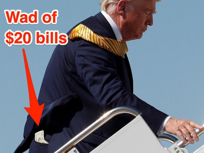 Chiếc áo vest của nhà lãnh đạo Mỹ bị gió thổi tung khi ông bước trên những bậc thang, cho thấy vài đồng 20 USD trong túi sau. Ảnh: Reuters
