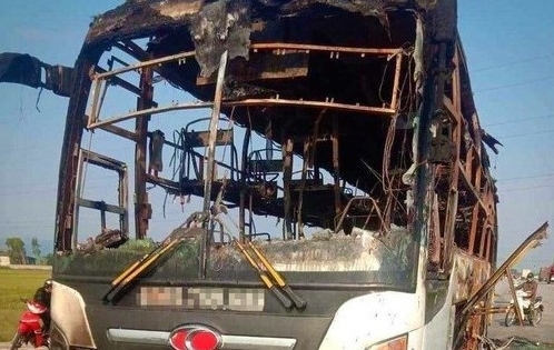 Xe giường nằm bốc cháy dữ dội, 10 hành khách thoát nạn trong gang tấc