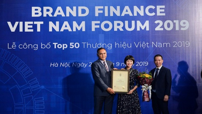 Đại diện Viettel nhận chứng nhận thương hiệu có giá trị nhất Việt Nam.