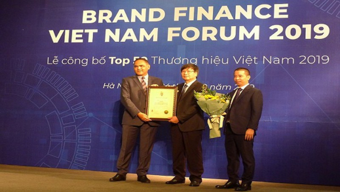 Ông Đinh Minh Sơn - Phó Ban Phát triển thị trường VNPT - thay mặt Tập đoàn VNPT nhận chứng nhận Top 2 thương hiệu giá trị nhất Việt Nam năm 2019.