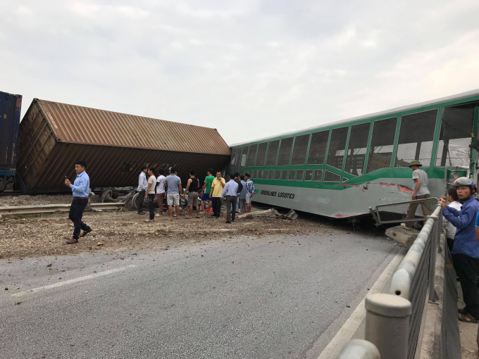 Vụ tai nạn kinh hoàng xảy ra vào khoảng 7h40' trên tuyến đường sắt Bắc Nam đoạn qua địa bàn xã Diễn Trường, huyện Diễn Châu, Nghệ An.