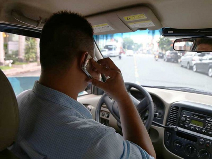 Bộ Công an đề xuất luật hóa việc cấm dùng điện thoại khi lái ô tô. Ảnh: PLO
