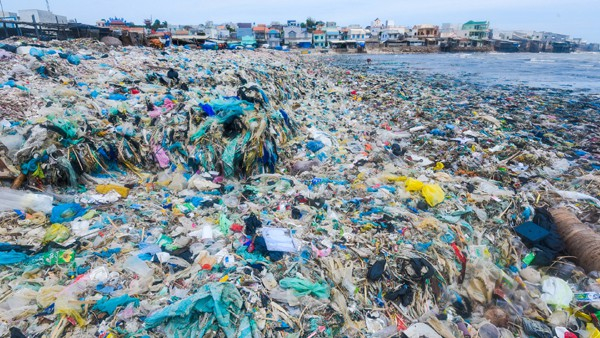 Vấn nạn ô nhiễm rác thải nhựa ngày càng đáng báo động trên toàn thế giới, ước tính mỗi năm Việt Nam sử dụng và thải bỏ khoảng hơn 30 tỷ túi nylon ra ngoài môi trường.