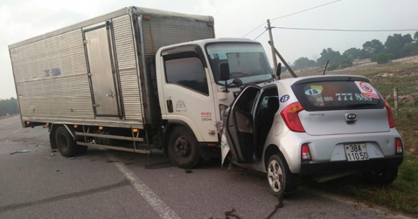 Taxi biến dạng, hai người tử vong tại chỗ sau cú va chạm kinh hoàng với xe tải