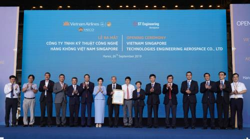 Ông Đinh Việt Thắng, Cục trưởng Cục hàng không Việt Nam trao Giấy chứng nhận phê chuẩn cho đại diện VSTEA. Ảnh: Vietnam Airlines